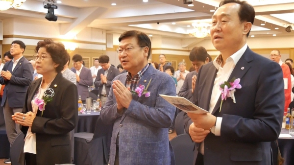 장점석 국회의원과 천영기 통영시장, 김미옥 통영시의회 의장이 의례에 동참하고 있다.