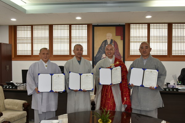 9월 21일 총무원 회의실에서 통합 협약서 서명을 마치고 (왼쪽부터) 성해 스님, 도진 스님과 총무원장 상진 스님, 육화 스님이 기념촬영을 했다.