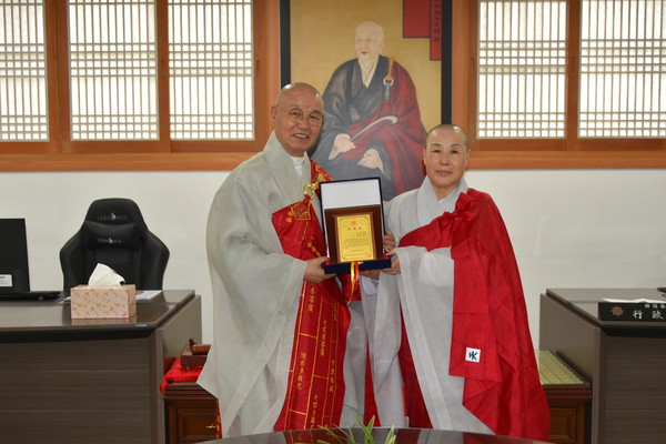 삼성선원 주지 선오 스님(오른쪽)이 9월 21일 한국불교태고종 총무원장 상진 스님으로부터 표창패를 받았다.