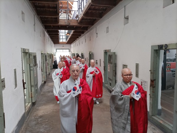 '안행'에 나선 한국불교태고종 전국비구니회장 현중 스님(앞줄 오른쪽) 등이 서대문 형무소 옥사 안을 걷고 있다.
