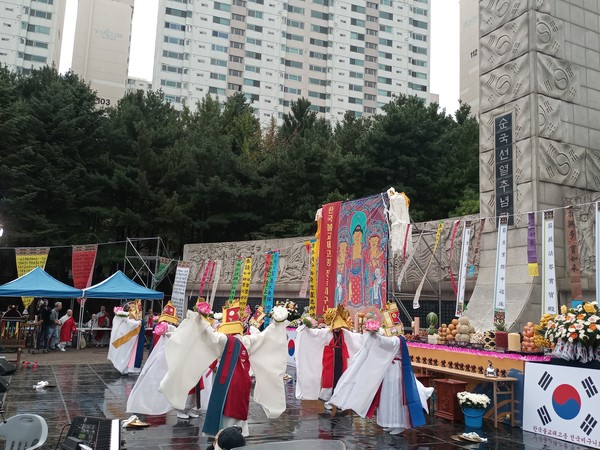 비구니 스님들이 순국선열추념탑 앞에서 영산재를 시연하고 있다.