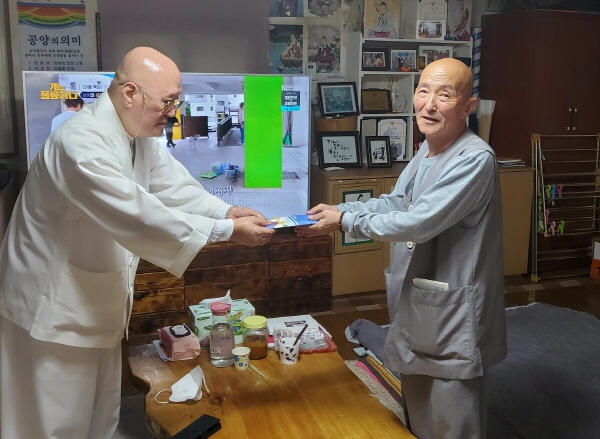 남파문도회 자문 명암 스님(사진 왼쪽)이 진석 스님에게 환우성금을 전달하고 있다.