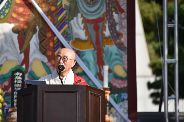 한국불교태고종 호법원장 혜일 스님이 제5회 망향 영령들을 위한 영산재 및 추모문화제에서 격려사를 하고 있다.