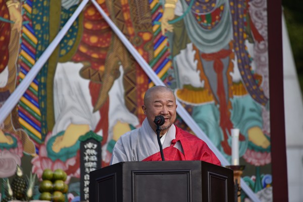 한국불교태고종 전국종무원장협의회 의장 진성 스님이 제5회 망향 영령들을 위한 영산재 및 추모문화제에서 추념사를 하고 있다.