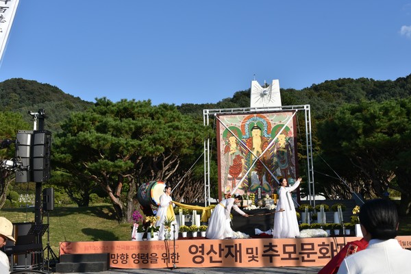 태고종 전법사단 세연예술단의 진혼 살풀이 공연.