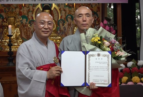 제주교구종무원장에 선출된 휴완 스님이 당선증을 교부받고 있다.