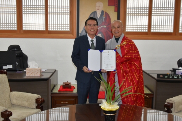 총무원장 상진 스님이 권기식 한중우호도시협회장에게 한국불교태고종 국제교류자문위원장 임명장을 전달하고 기념사진을 찍고 있다.