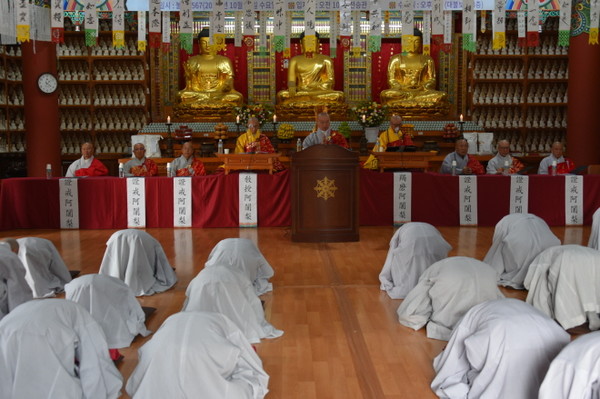 제22차 구족계 수계산림 수계자들이 총무원장 상진 스님에게 3배의 큰 절을 올리고 있다.