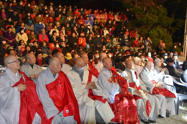 재경부원장 고담 스님(왼쪽 두 번째)을 비롯해 태고종총무원 간부 스님들도 동참해 백련사산사음악회를 축하했다.