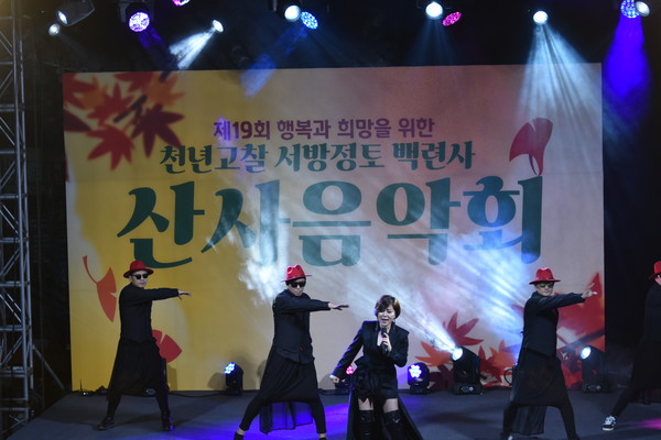 인기가수 한혜진과 그 멤버들이 노래와 춤을 공연하고 있다.