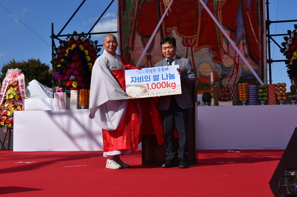 충북교구 종무원장 도성 스님이 자비의 쌀 1천kg을 신병대 청주시 부시장에게 전달하고 있다.