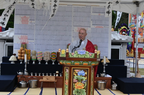 총무원장이자 (사)청련사예수시왕생칠재보존회 회장 상진 스님이 법어를 하고 있다.