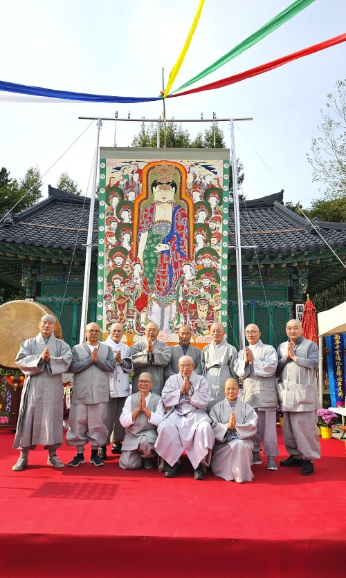 향산문도회가 부안 천용사에서 괘불탱화점안법회를 봉행하고 향산 스님을 중심으로 전체 기념사진을 찍고 있다.