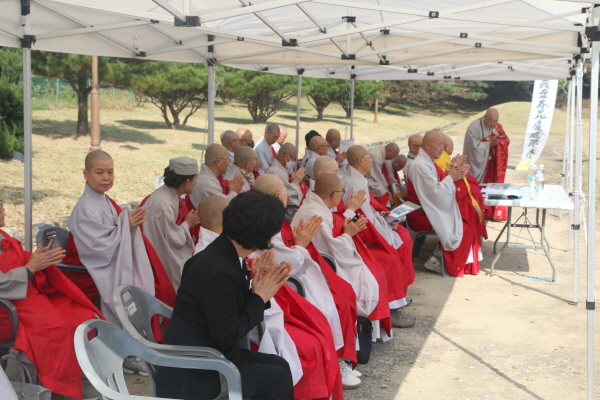 백운화상 다례재에서 참석한 내빈들이 소개되고 있다.