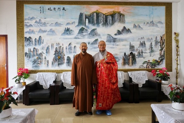 총무원장 상진 스님이 천문산사 쓰룽성(釋容勝) 스님과 기념사진을 찍고 있다.