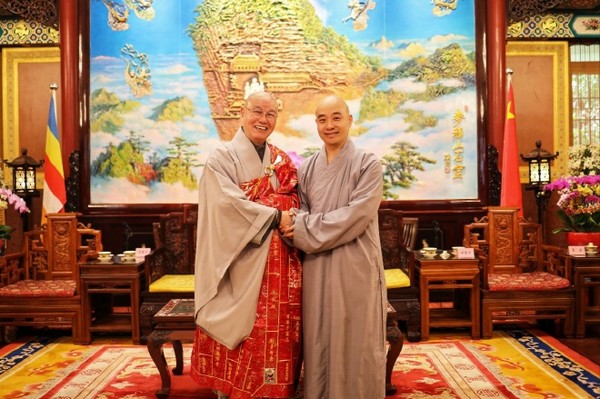 중국불교협회 임원과 함께 기념사진을 찍고 있다.