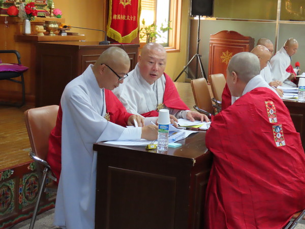 고시위원인 총무원 총무부장 도성 스님(사진 왼쪽)이 종덕 응시자 면접을 보고 있다.