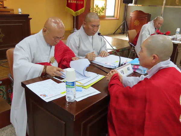 고시위원인 총무원 규정부장 진화 스님(사진 왼쪽)이 대덕 응시자 면접을 보고 있다.