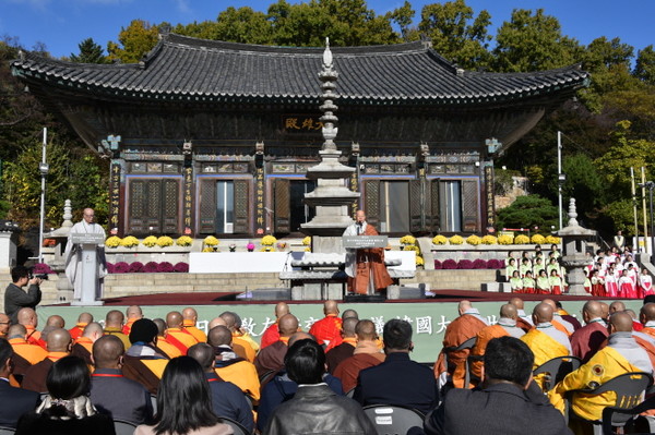 11월 7일 봉은사에서 열린 한중일 불교대회 기념법요식에서 한국불교종단협의회 회장 진우 스님이 세계평화기원메시지를 낭독하고 있다.