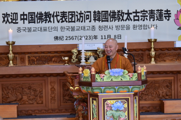 중국불교협회 부회장 밍싱 스님이 답례사를 하고 있다.