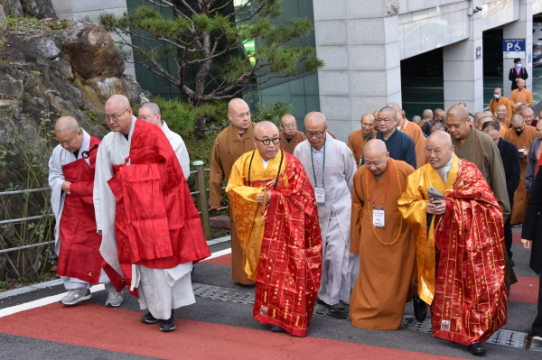 총무원장 상진 스님이 청련사에 도착한 중국불교대표단을 경내로 안내하고 있다.