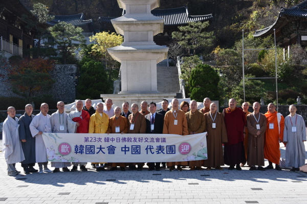 중국불교대표단이 청련사 대탑 앞에서 방문기념 사진을 찍고 있다.