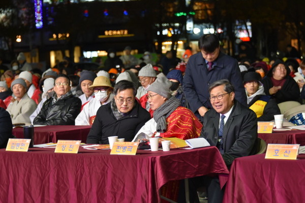 총무원장 상진 스님이 김동연 경기도지사와 전병극 문체부 1차관과 함께 헤트테이블에 앉아 대화를 나누고 있다.