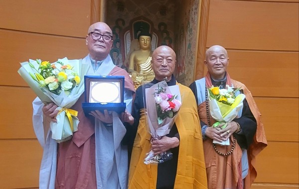 불교인권상 시상식 후 기념 촬영을 했다. 사진 가운데가 수상자인 여래종총무원장 명안 스님, 오른쪽은 불교인권위원장 진관 스님.