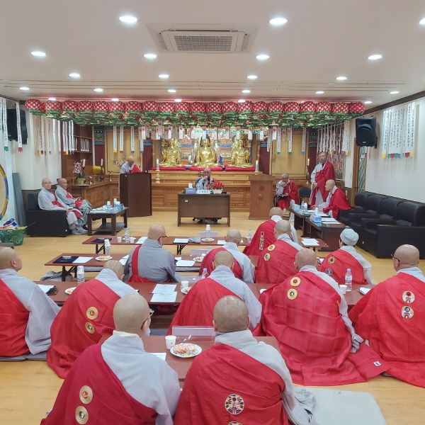대경교구 지방종회의장 법천 스님이 회의를 주재하고 있다.