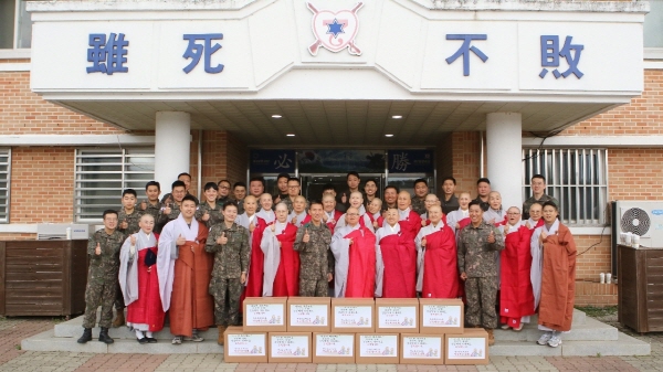 한국불교태고종 전국비구니회가 육군 제7보병여단을 방문해 위문물품을 전달하고 있다.