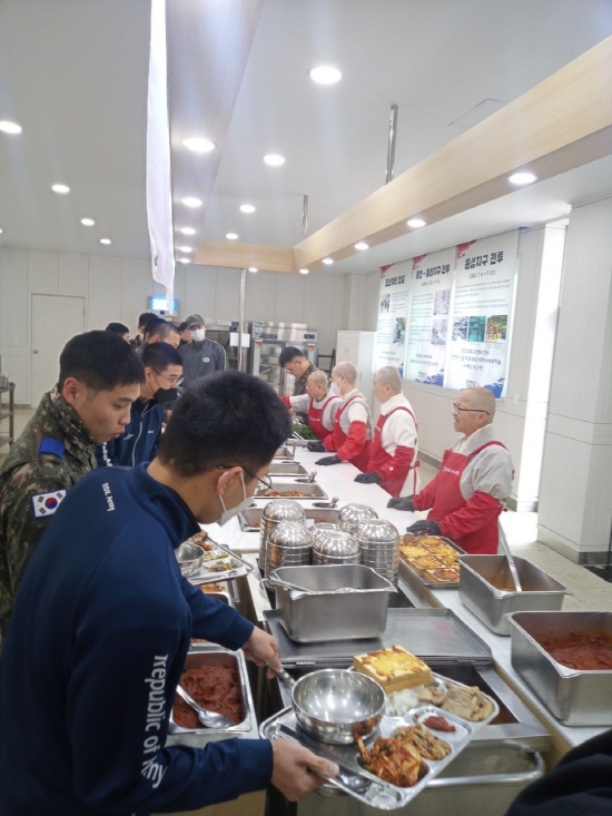 전국비구니회 스님들이 제7보병여단 병사들에게 직접 준비한 점심메뉴를 배식하고 있다.