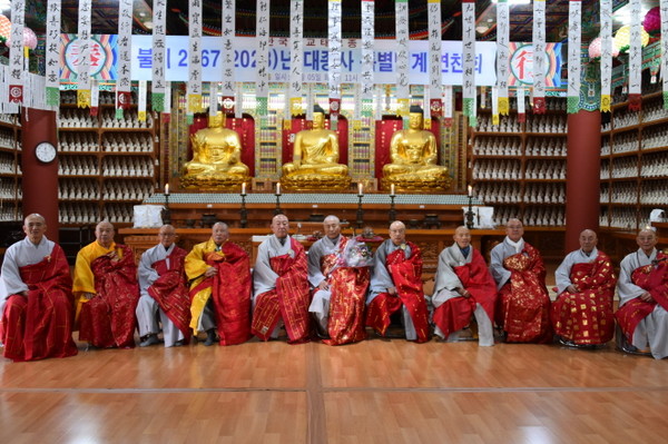 대종사 법계에 오른 스님들이 전체 기념사진을 찍고 있다.