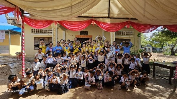 교육환경개선사업을 펼친 후 쩐라옹 초등학교 어린이들과 함께 기념사진을 찍고 있다.