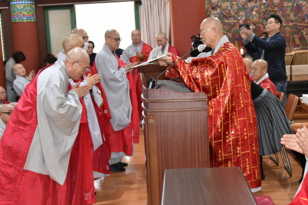 총무원장 상진 스님이 종정권한대행의 이름으로 종사 법계증을 전달하고 있다.