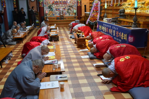 총무원 집행부 스님들이 큰절로 인천교구 종도들에게 인사하고 있다.