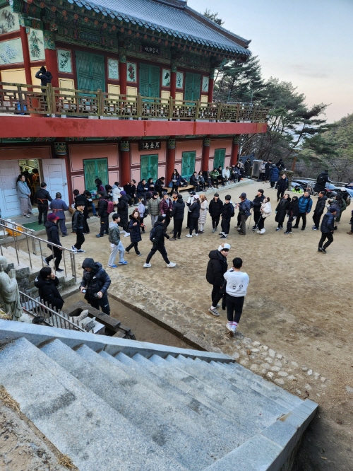 일출을 보기 위해 찾아 온 시민들이 팔공산 관암사에서 떡국을 받기 위해 줄을 서서 기다리고 있다.
