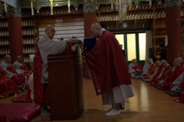 총무원장 상진 스님이 충북교구 문화국장 신덕 스님에게 공로패를 수여하고 있다. 이날 총무원장 상진 스님은 15명에 공로패를, 37명에 표창장을 각각 수여했다.