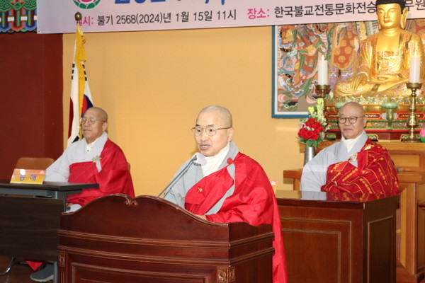 한국불교신문 사장 청호 스님이 축사를 하고 있다.