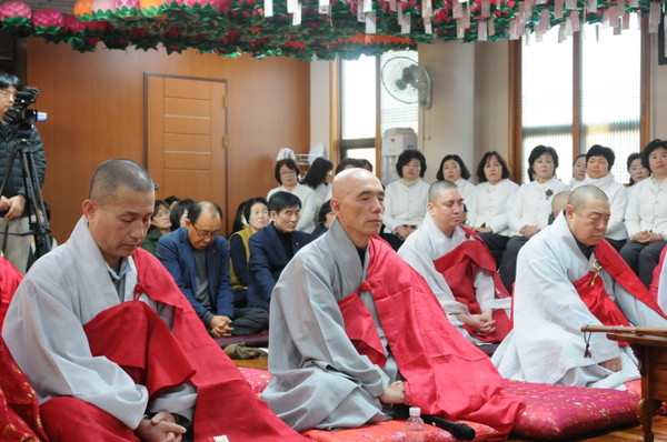 제주교구 종무원장 휴완 스님(가운데)이 신년하례법회를 주재하고 있다.