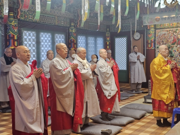 원로의원 대은 스님과 종무원장 능해 스님, 인천교구 지방종회의장 능화 스님이 신년하례법회 의식에 참여하고 있다.
