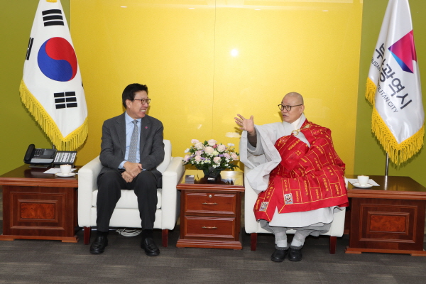 총무원장 상진 스님과 박형준 부산시장이 환담하고 있다.
