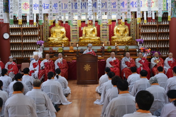 중앙교임전법사회 회장 진화 전법사가 축사를 하고 있다.