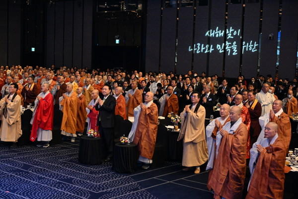 윤석열 대통령을 비롯한 정관계 인사와 불교계 지도자들이 의식에 참여하고 있다.