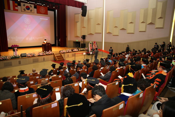 윤재웅 동국대 총장이 학위수여식에서 졸업식사를 하고 있다.