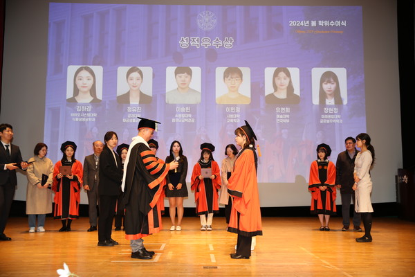 윤재웅 동국대 총장(가운데 왼쪽)이 성적우수상 수상자들에게 학위를 수여하고 있다.