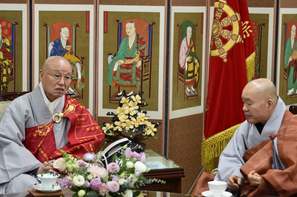 총무원장 상진 스님이 중앙승가대 총장 월우 스님의 예방을 받고 차담을 나누고 있다.