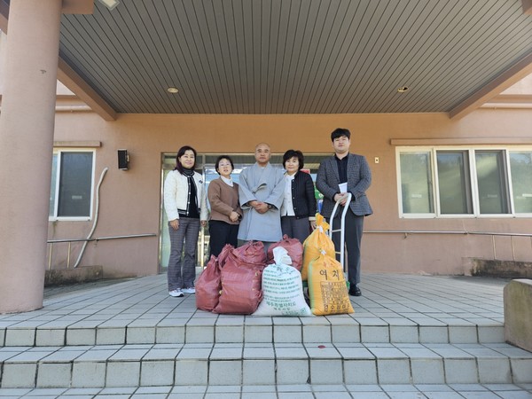 미타요양원에 쌀과 후원금을 전달하는 금붕사 스님과 나유타 합창단원들.