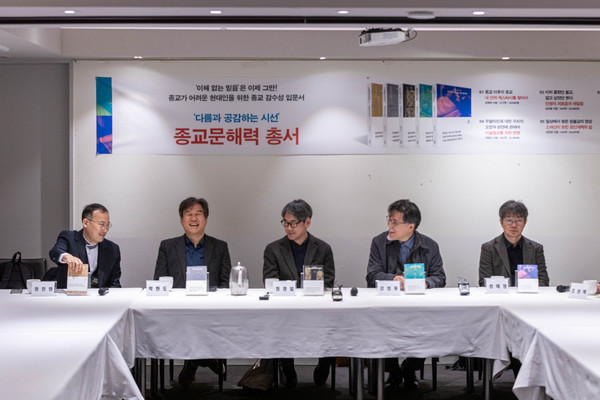3월 15일 서울시청 부근 찻집에서 열린 기자간담회. 왼쪽부터 장진영, 박현도, 정경일, 강성용, 성해영 교수.