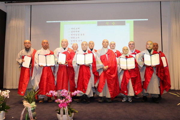 휴완 스님이 제주교구 소임자들에게 각각 임명장을 전달한 후 기념촬영을 하고 있다.