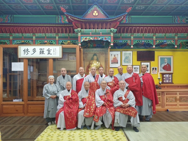 묵담 대종사 춘기다례를 마친 후 참석자들이 기념촬영을 하고 있다.